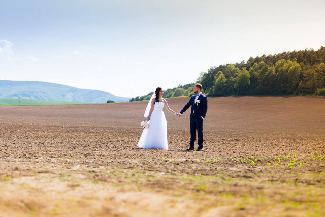 Spokojná nevesta vo svadobných šatách Hadassa