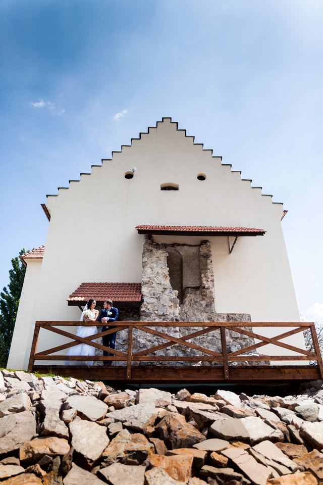 Spokojná nevesta vo svadobných šatách od Hadassa