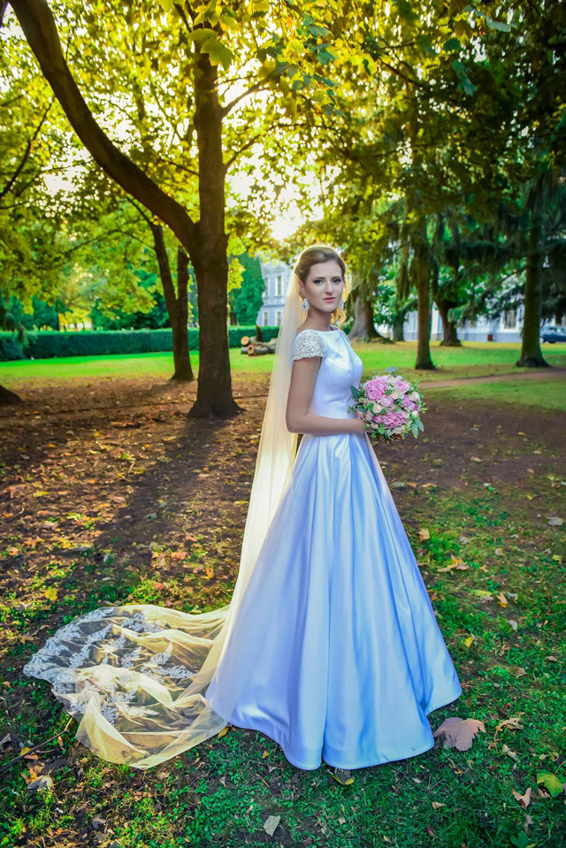 Nádherná nevesta v šatách Victoria od Tina Valerdi