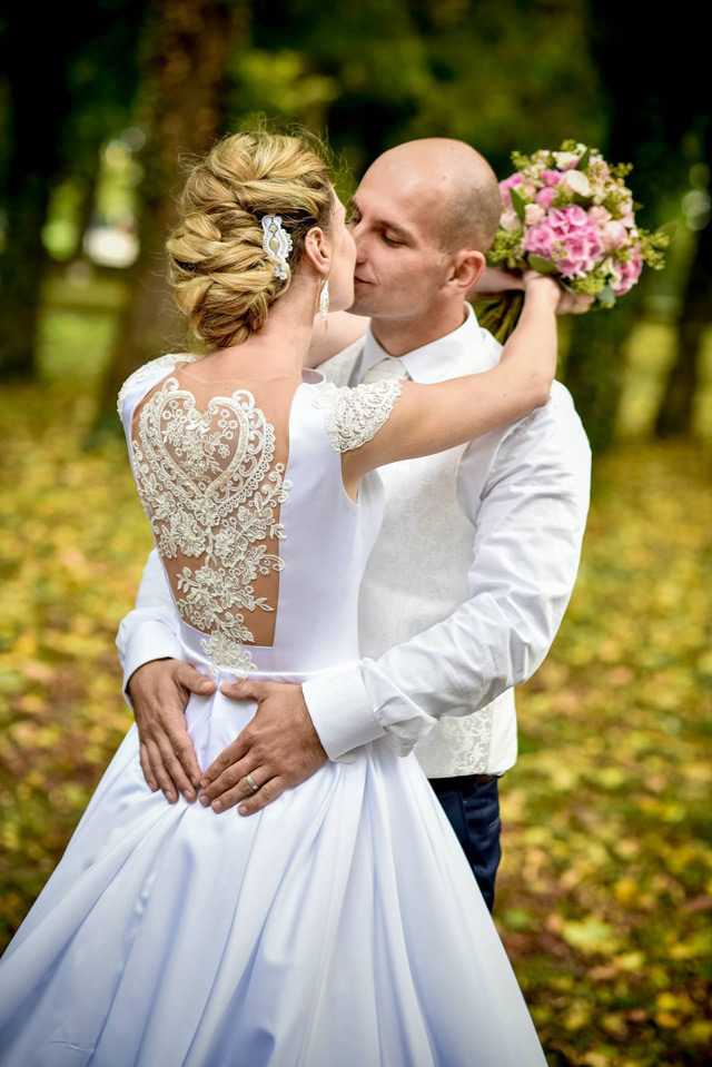 Spokojná nevesta vo svadobných šatách Victoria od Tina Valerdi