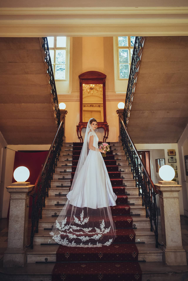 Spokojná nevesta vo svadobných šatách Victoria od Tina Valerdi