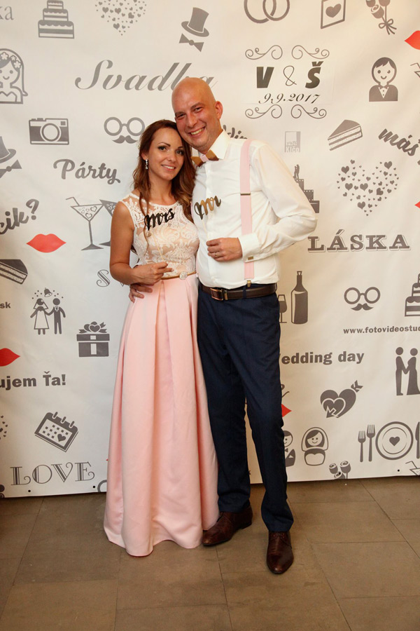 Spokojná nevesta salónu EvaMária v svadobných šatách Azalea