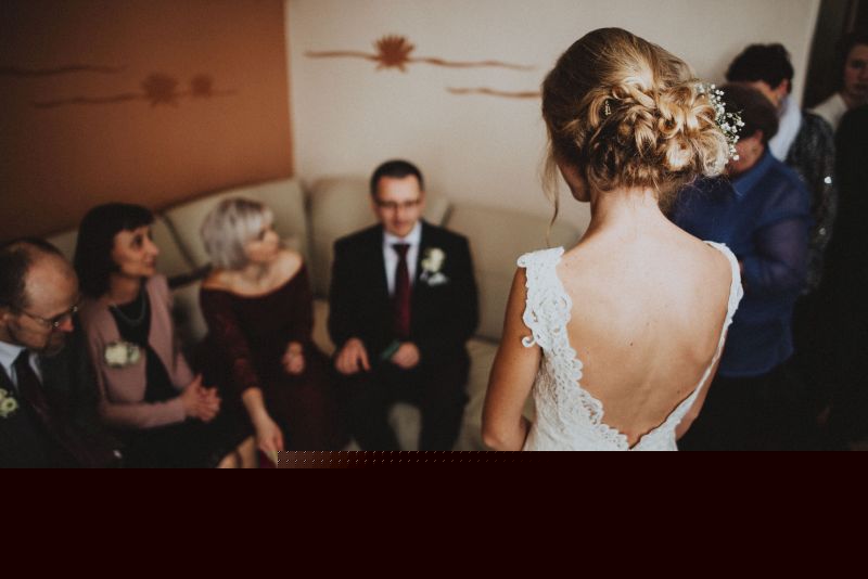 Spokojná nevesta vo svadobných šatách Aisha zo svadobného salónu EvaMária Sereď