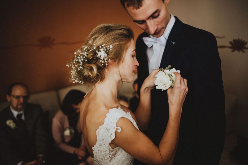 Spokojná nevesta vo svadobných šatách Aisha zo svadobného salónu EvaMária Sereď