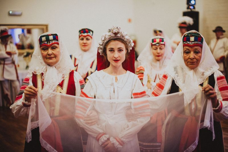 Spokojná nevesta vo svadobných šatách Aisha zo svadobného salónu EvaMária Sereď