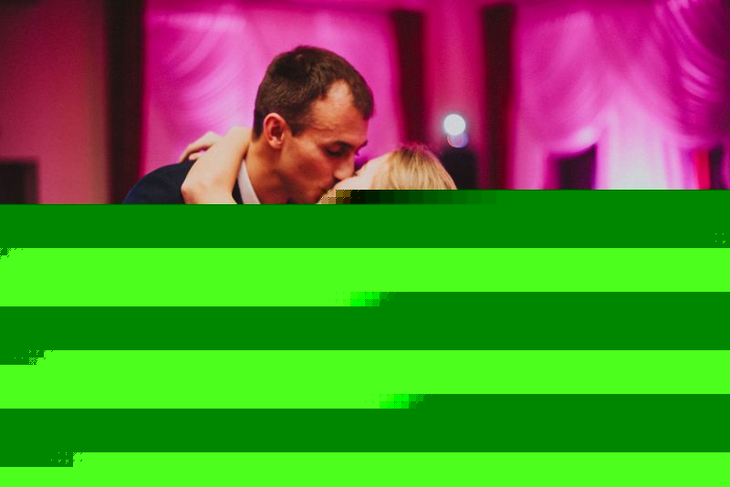 Spokojná nevesta vo svadobných šatách Aisha zo svadobného salónu EvaMária Sereď