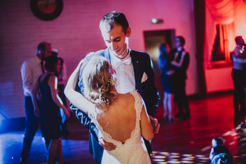 Spokojná nevesta vo svadobných šatách Aisha zo svadobného salónu EvaMária Sereď