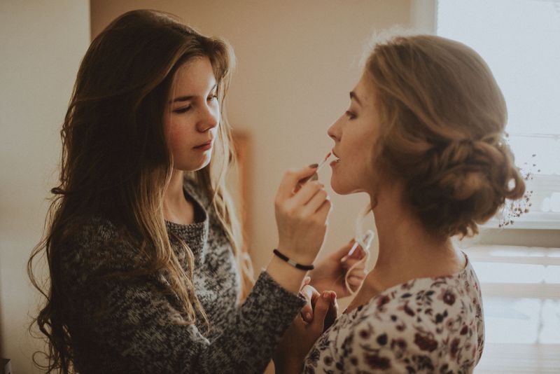Spokojná nevesta vo svadobných šatách Aisha zo svadobného salónu EvaMária Sereď