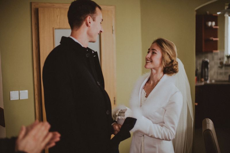 Spokojná nevesta vo svadobných šatách Aisha zo svadobného salónu EvaMária Sereď