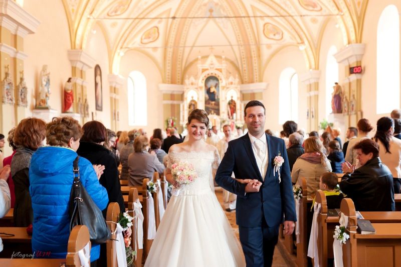 Spokojná nevesta vo svadobných šatách Maxi zo svadobného salónu EvaMária Sereď