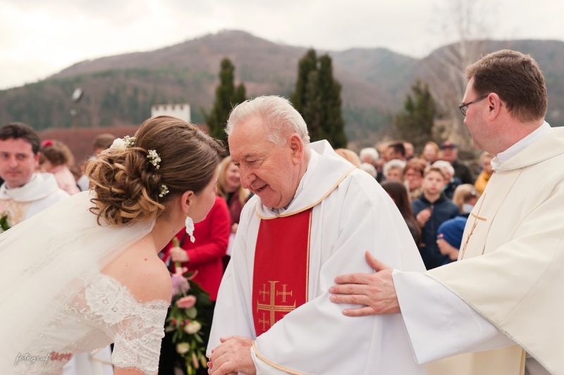 Spokojná nevesta vo svadobných šatách Maxi zo svadobného salónu EvaMária Sereď