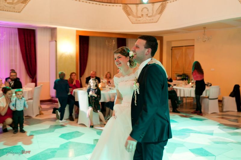 Spokojná nevesta vo svadobných šatách Maxi zo svadobného salónu EvaMária Sereď