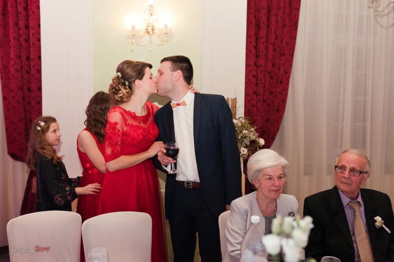 Spokojná nevesta vo svadobných šatách Maxi zo svadobného salónu EvaMária Sereď