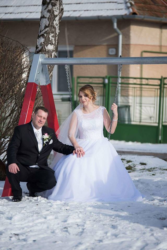 Spokojná nevesta vo svadobných šatách Ermanno zo svadobného salónu EvaMária Sereď