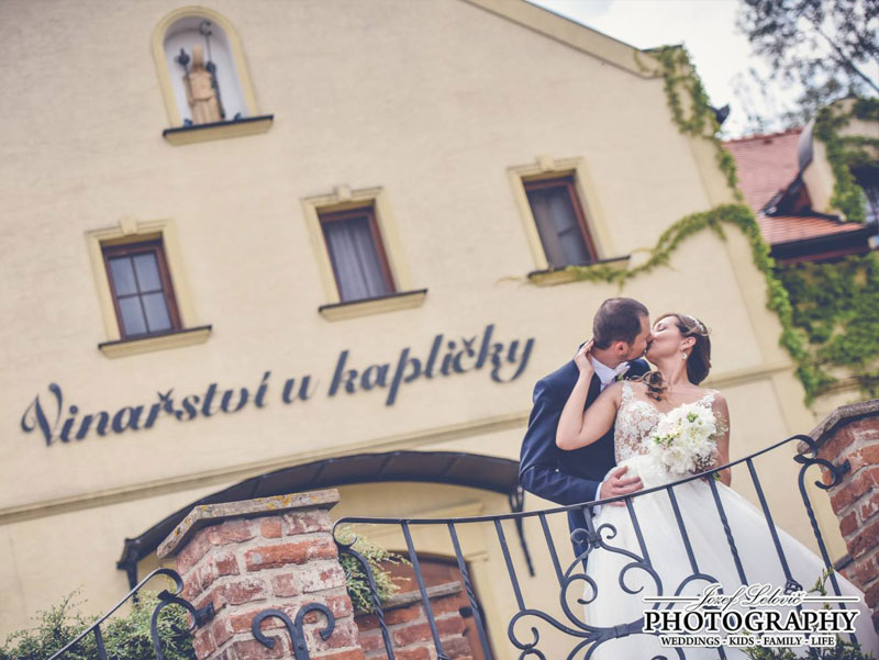 Nádherná nevesta v šatách Isabel zo svadobného centra EvaMária Sereď