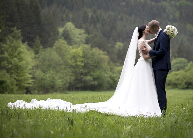 Nádherná nevesta v šatách Dalmira zo svadobného centra EvaMária Sereď