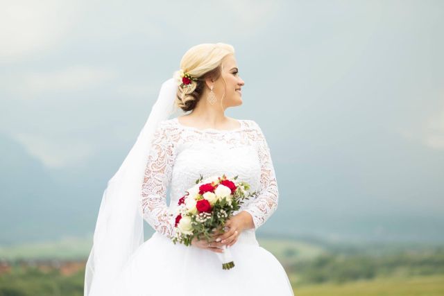 Spokojná nevesta vo svadobných šatách Maxi zo svadobného salónu EvaMária Sereď