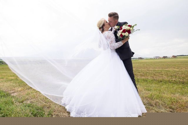 Spokojná nevesta vo svadobných šatách Maxi zo svadobného salónu EvaMária Sereď