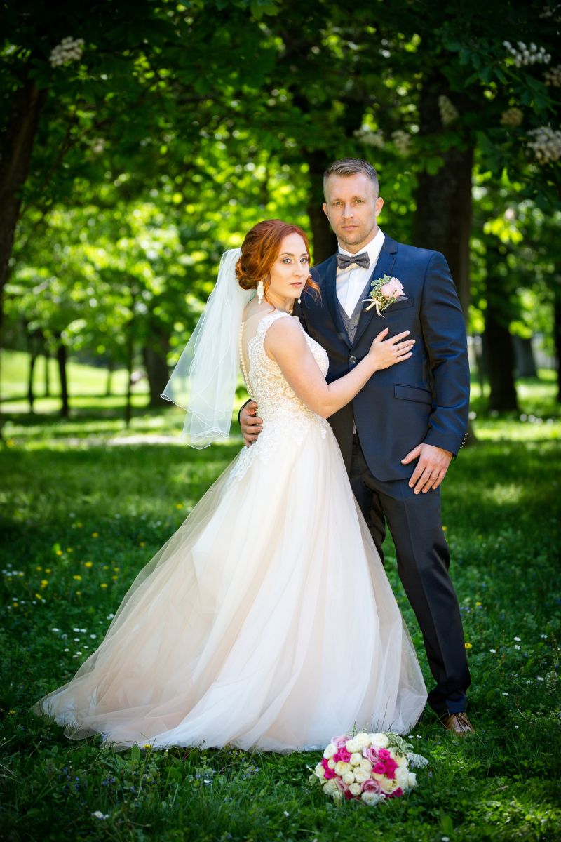 Nádherná nevesta v šatách Trinity zo svadobného centra EvaMária Sereď