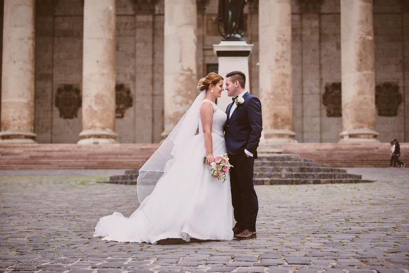 Spokojná nevesta vo svadobných šatách Inara zo svadobného salónu EvaMária Sereď