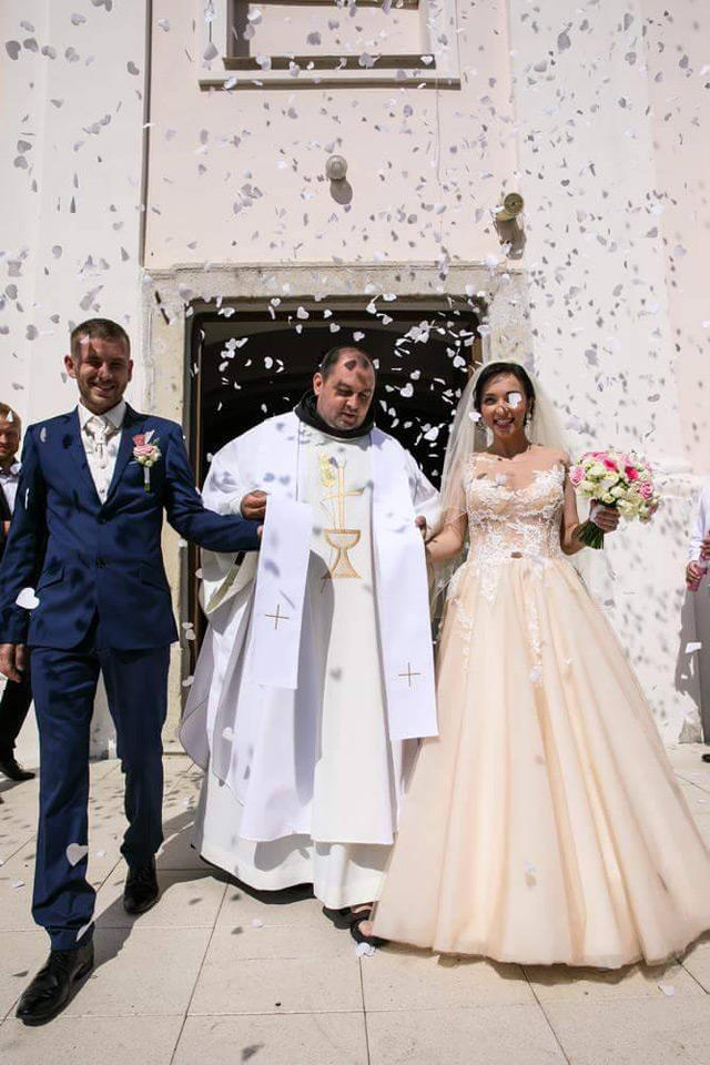 Nevesta vo svadobných šatách Constancia od Tina Valerdi