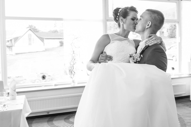 Nádherná nevesta v šatách Tnago od anglickej značky Hadassa