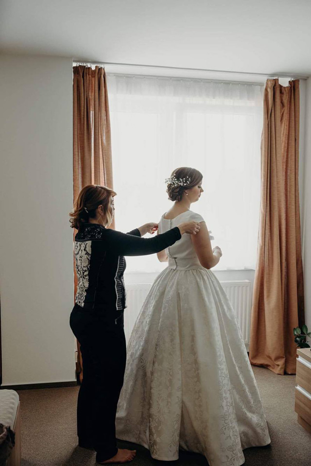 Nádherná nevesta v šatách Dolores od Tina Valerdi