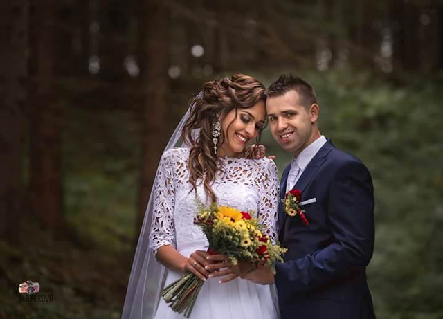Spokojná nevesta k krásnych šifónových šatách Poladia