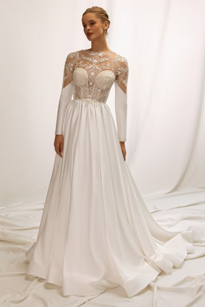 Extravagantné svadobné šaty so širokou saténovou sukňou.