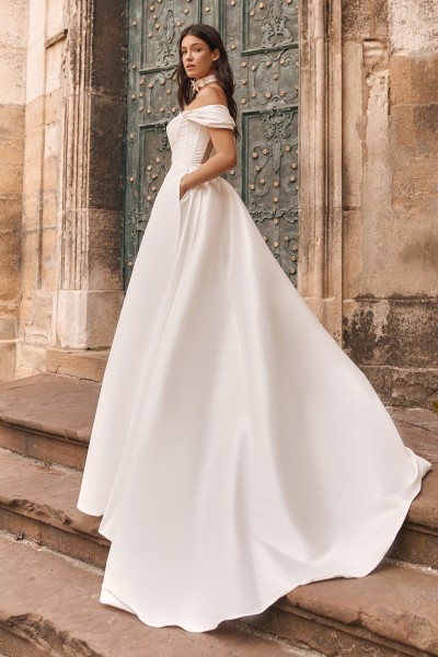 Elegantné mikádové svadobné šaty s vlečkou a padnutými ramienkami.