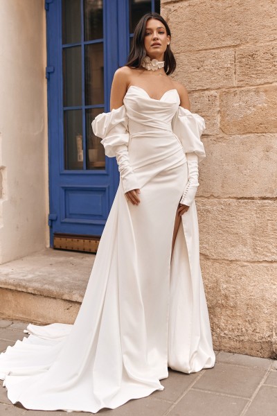 Nádherné moderné hladké originálne svadobné šaty.