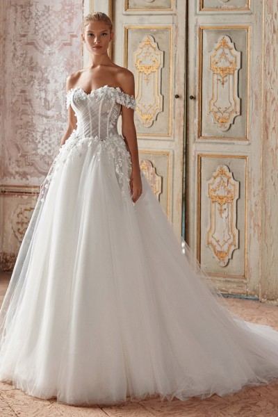Rozprávkové svadobné šaty s veľkou sukňou.