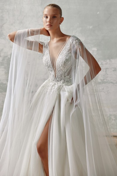 Luxusné svadobné šaty s dlhými závojmi a Včkovým výstrihom.