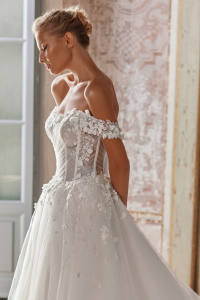 Pôvabné princeznovské svadobné šaty s odhalenými pleciami zdobené 3D kvietkami.