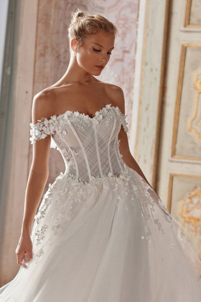 Princeznovské svadobné šaty s padnutými ramienkami zdobené 3D kvietkami.