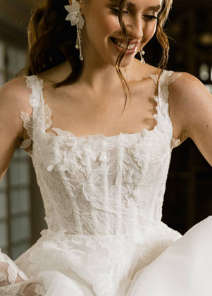 svadobné šaty so štvorcovým výstrihom
