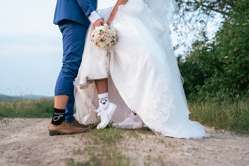 Spokojná nevesta vo svadobných šatách Elisa zo svadobného salónu EvaMária Sereď