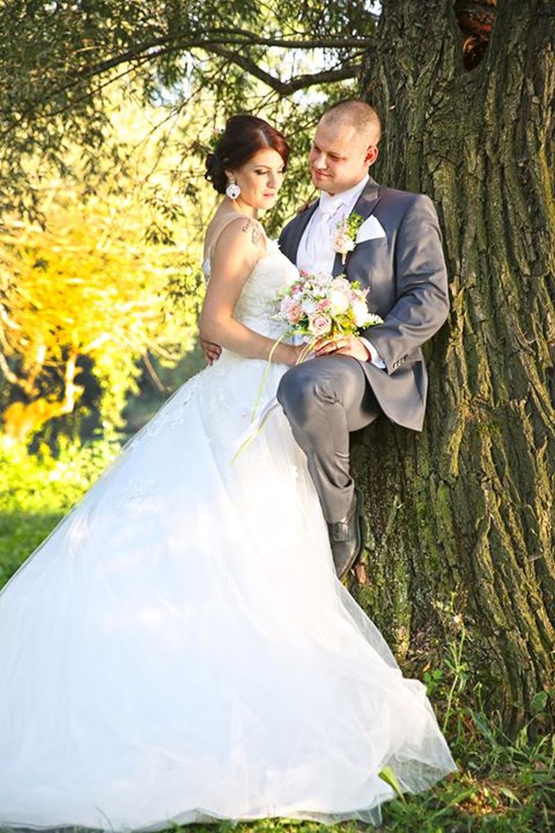 Spokojná nevesta vo svadobných šatách Elisa zo svadobného salónu EvaMária Sereď