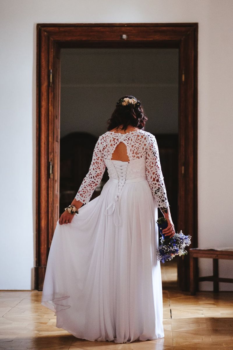 Spokojná nevesta vo svadobných šatách Poladia zo svadobného salónu EvaMária Sereď