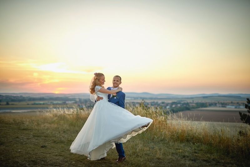 Spokojná nevesta vo svadobných šatách Freya zo svadobného salónu EvaMária Sereď