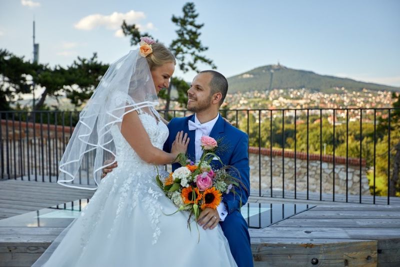 Spokojná nevesta vo svadobných šatách Freya zo svadobného salónu EvaMária Sereď