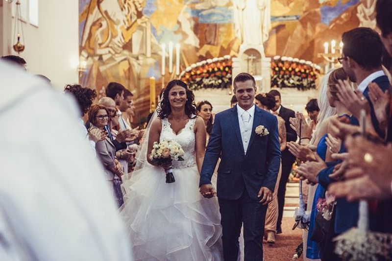 Nádherná nevesta v šatách Tamiris   zo svadobného centra EvaMária Sereď