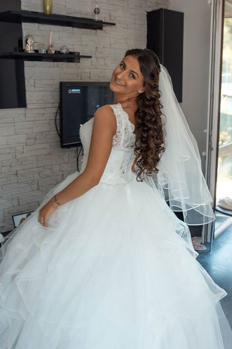 Spokojná nevesta vo svadobných šatách Tamiris zo svadobného salónu EvaMária Sereď
