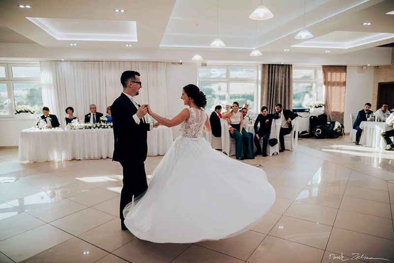 Spokojná nevesta vo svadobných šatách zo svadobného salónu EvaMária Sereď