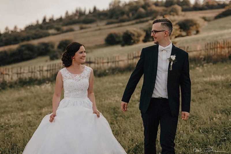 Spokojná nevesta vo svadobných šatách zo svadobného salónu EvaMária Sereď