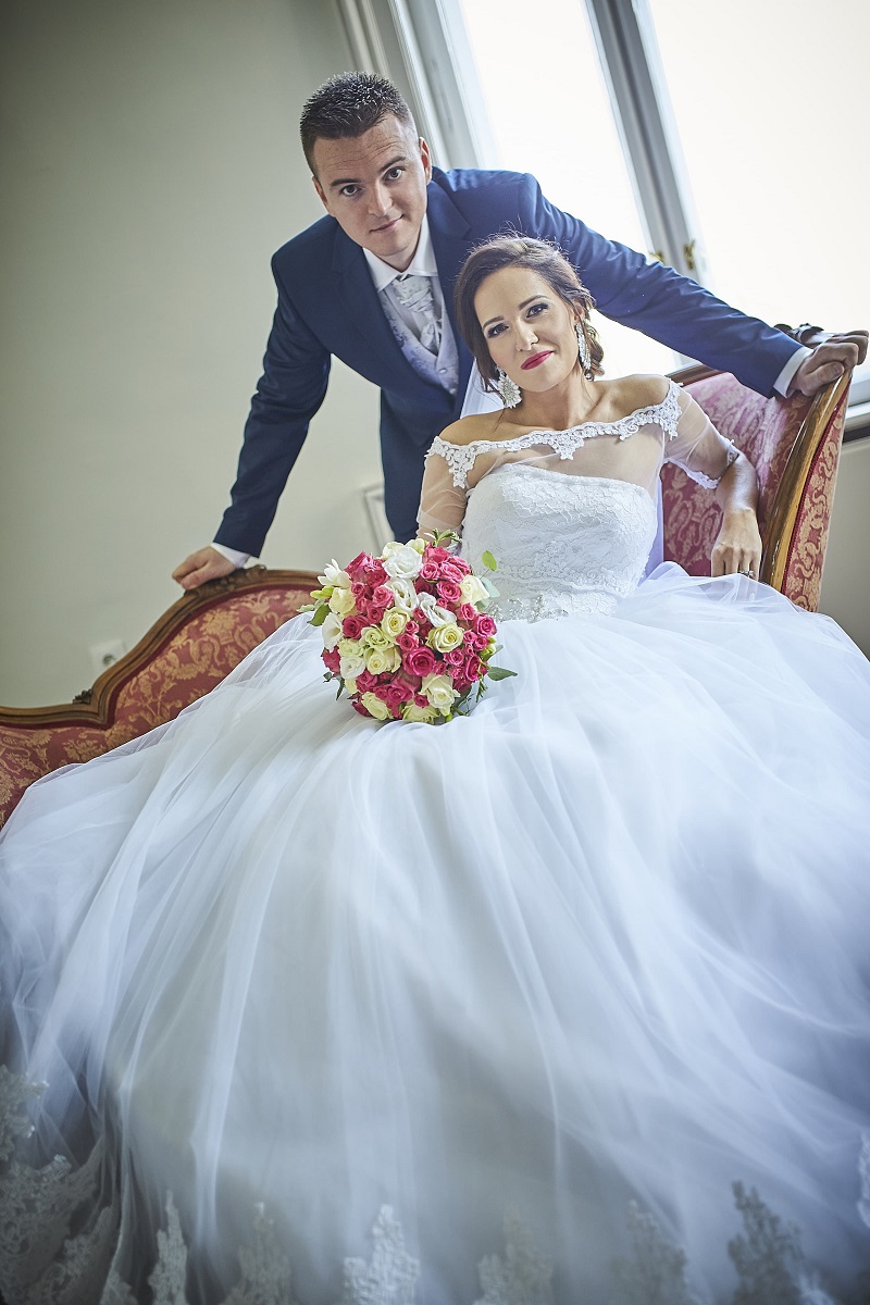 Spokojná nevesta vo svadobných šatách Brigida zo svadobného salónu EvaMária Sereď