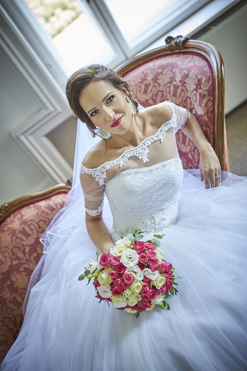 Spokojná nevesta vo svadobných šatách Brigida zo svadobného salónu EvaMária Sereď