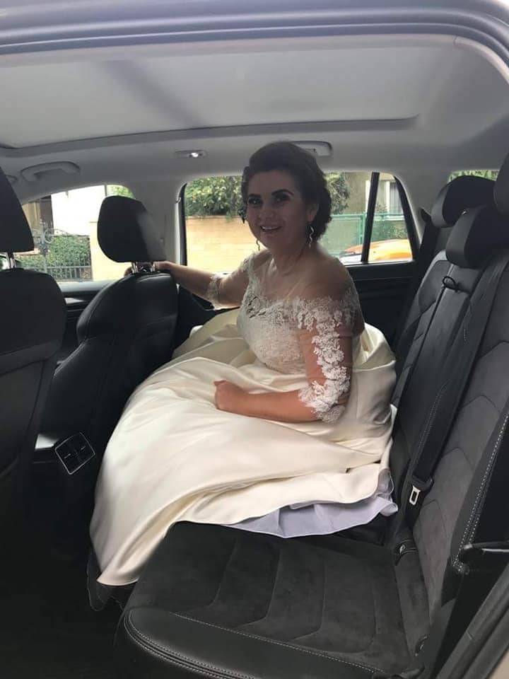 Spokojná nevesta vo svadobných šatách Margaret zo svadobného salónu EvaMária Sereď
