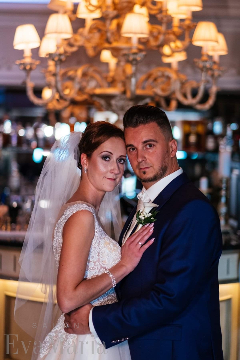 Spokojná nevesta vo svadobných šatách zo svadobného salónu EvaMária Sereď
