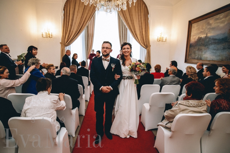 Spokojná nevesta vo svadobných šatách zo svadobného salónu EvaMária Sereď